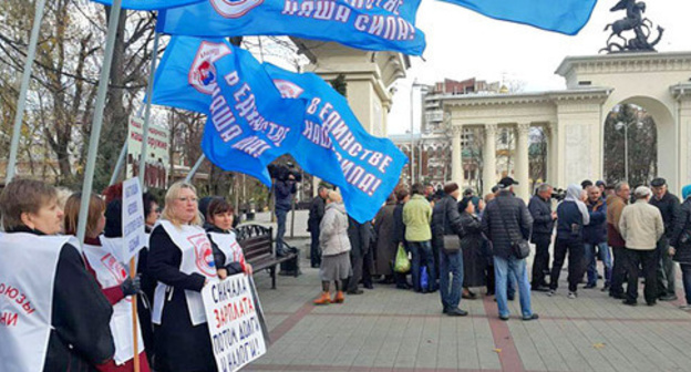 More than 50 workers of the machine-tool "Sedin" plant have held a picket in front of the administration of the Krasnodar Territory. Krasnodar, November 14, 2016. Photo by Natalya Dorokhina for the "Caucasian Knot" More than 50 workers of the machine-tool "Sedin" plant have held a picket in front of the administration of the Krasnodar Territory. Krasnodar, November 14, 2016. Photo by Natalya Dorokhina for the "Caucasian Knot"