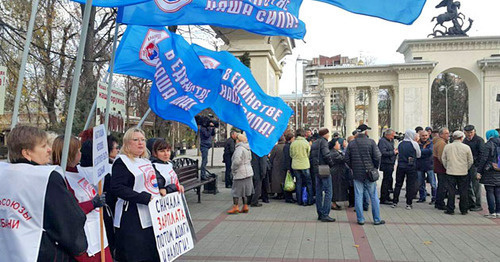 More than 50 workers of the machine-tool "Sedin" plant have held a picket in front of the administration of the Krasnodar Territory. Krasnodar, November 14, 2016. Photo by Natalya Dorokhina for the "Caucasian Knot"