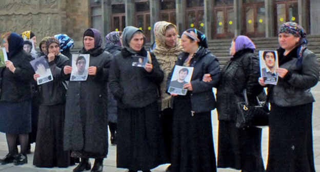 A protest action held by mothers of the kidnapped young men. Makhachkala, October 31, 2016. Photo by Patimat Makhmudova for the "Caucasian Knot" A protest action held by mothers of the kidnapped young men. Makhachkala, October 31, 2016. Photo by Patimat Makhmudova for the "Caucasian Knot"