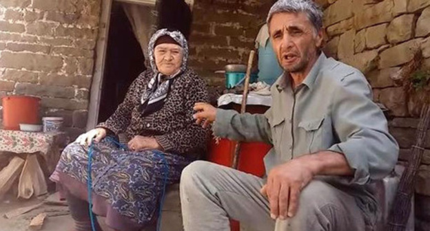 Ramazan Djalaldinov with an elderly woman in the village of Kenkhi. Screenshot of a video appeal Ramazan Djalaldinov with an elderly woman in the village of Kenkhi. Screenshot of a video appeal