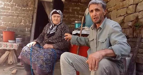 Ramazan Djalaldinov with an elderly woman in the village of Kenkhi. Screenshot of a video appeal Ramazan Djalaldinov with an elderly woman in the village of Kenkhi. Screenshot of a video appeal
