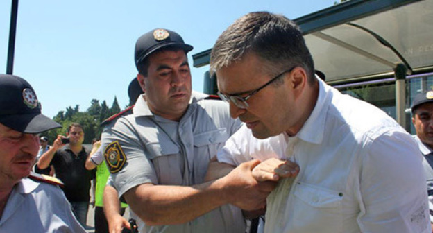 Police detain Ilgar Mamedov. Photo: Turkhan Karimov (RFE/RL) Police detain Ilgar Mamedov. Photo: Turkhan Karimov (RFE/RL)