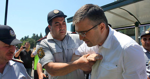 Police detain Ilgar Mamedov. Photo: Turkhan Karimov (RFE/RL) Police detain Ilgar Mamedov. Photo: Turkhan Karimov (RFE/RL)