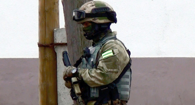 Law enforcer during CTO. Photo: http://nac.gov.ru/kontrterroristicheskie-operacii/v-kbr-unichtozhen-bandit-prichastnyy-k-rasstrelu.html Law enforcer during CTO. Photo: http://nac.gov.ru/kontrterroristicheskie-operacii/v-kbr-unichtozhen-bandit-prichastnyy-k-rasstrelu.html