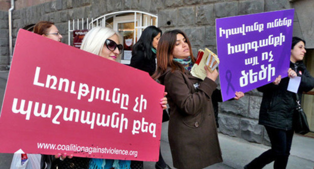 Rally "Against Abusing Women", Yerevan. Photo by Armine Martirosyan for the 'Caucasian Knot'. Rally "Against Abusing Women", Yerevan. Photo by Armine Martirosyan for the 'Caucasian Knot'.