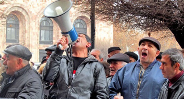 Rally by former workers of 'Nairit' factory. Photo by Tigran Petrosyan for the 'Caucasian Knot'. 