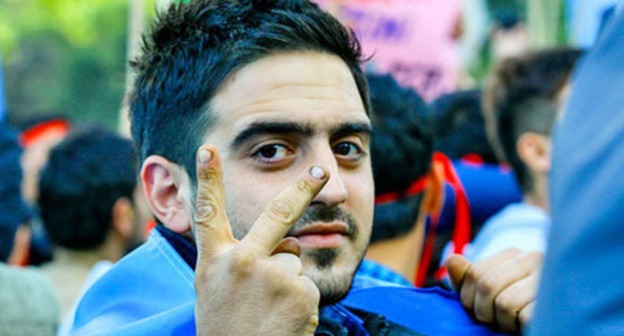 A participant of the oppositional rally. Baku, October 12, 2013. Photo by Aziz Karimov for the "Caucasian Knot" A participant of the oppositional rally. Baku, October 12, 2013. Photo by Aziz Karimov for the "Caucasian Knot"