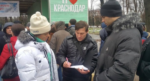 The participants of the rally collect signatures. Krasnodar, December 3, 2016. Photo by Natalya Dorokhina for the "Caucasian Knot"