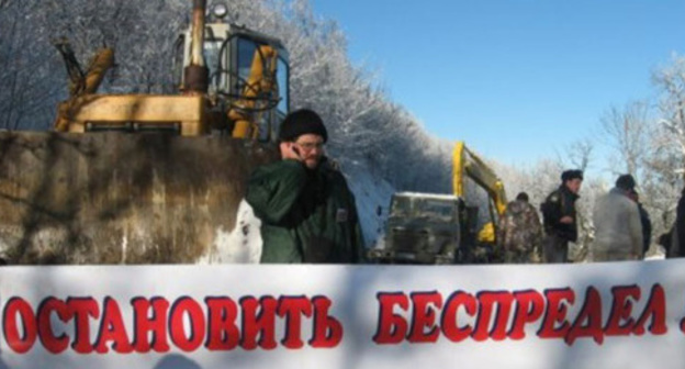 A protest action against the construction of the road in "Bolshoi Utrish". January 2009. Photo from the website of the "Ecological Watch for Northern Caucasus" A protest action against the construction of the road in "Bolshoi Utrish". January 2009. Photo from the website of the "Ecological Watch for Northern Caucasus"