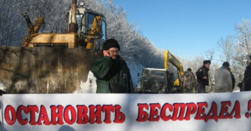 A protest action against the construction of the road in "Bolshoi Utrish". January 2009. Photo from the website of the "Ecological Watch for Northern Caucasus" A protest action against the construction of the road in "Bolshoi Utrish". January 2009. Photo from the website of the "Ecological Watch for Northern Caucasus"