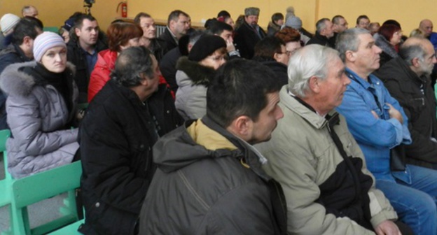 The residents of the neighbourhood of Gumrak at the meeting with officials on December 10, 2016. Photo by Tatyana Filimonova for the "Caucasian Knot" The residents of the neighbourhood of Gumrak at the meeting with officials on December 10, 2016. Photo by Tatyana Filimonova for the "Caucasian Knot"