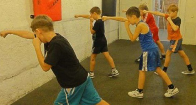Training. Photo: http://ungato.net/khobbi/sport-i-otdykh/trenirovki-po-boksu-i-kikboksingu-dlya-detej-20203.html Training. Photo: http://ungato.net/khobbi/sport-i-otdykh/trenirovki-po-boksu-i-kikboksingu-dlya-detej-20203.html
