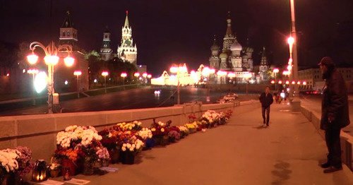 Flowers at the site of the murder of Boris Nemtsov. Photo: RFE/RL Flowers at the site of the murder of Boris Nemtsov. Photo: RFE/RL