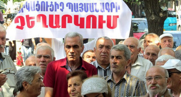The rally of the former employees of the "Nairit" factory. An inscription on the poster: "Cancellation of the slave contract". Yerevan, July 4, 2016. Photo by Tigran Petrosyan for the "Caucasian Knot" The rally of the former employees of the "Nairit" factory. An inscription on the poster: "Cancellation of the slave contract". Yerevan, July 4, 2016. Photo by Tigran Petrosyan for the "Caucasian Knot"