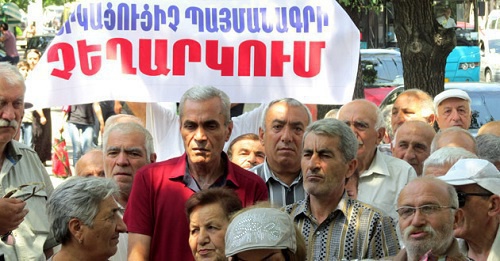 The rally of the former employees of the "Nairit" factory. An inscription on the poster: "Cancellation of the slave contract". Yerevan, July 4, 2016. Photo by Tigran Petrosyan for the "Caucasian Knot" The rally of the former employees of the "Nairit" factory. An inscription on the poster: "Cancellation of the slave contract". Yerevan, July 4, 2016. Photo by Tigran Petrosyan for the "Caucasian Knot"