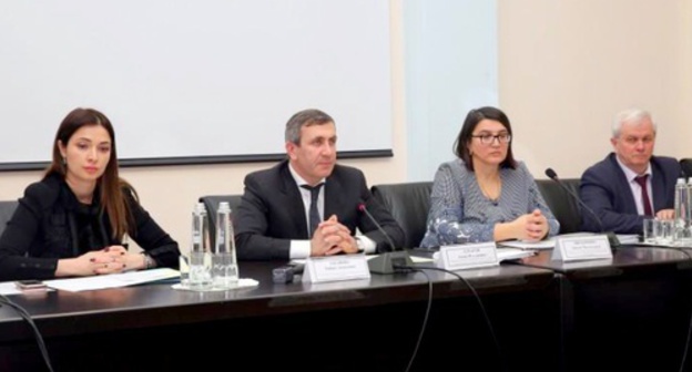 The participants of a "roundtable" on the problem of family ill-being. Makhachkala, December 16, 2016. Photo Mkala.ru The participants of a "roundtable" on the problem of family ill-being. Makhachkala, December 16, 2016. Photo Mkala.ru
