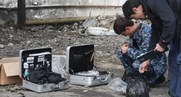 Investigation team at work. Photo: http://www.riakchr.ru/muzhestvo-i-professionalizm-sotrudnikov-mvd-pomogli-izbezhat-bolshikh-zhertv-r-kadyrov/ Investigation team at work. Photo: http://www.riakchr.ru/muzhestvo-i-professionalizm-sotrudnikov-mvd-pomogli-izbezhat-bolshikh-zhertv-r-kadyrov/
