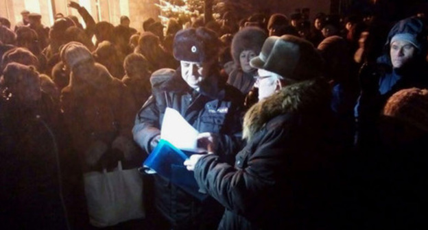 Miners of the "Kingcoal" group of companies gather at the company's office, December 19, 2016. Photo by Valery Lyugaev for the 'Caucasian Knot'. Miners of the "Kingcoal" group of companies gather at the company's office, December 19, 2016. Photo by Valery Lyugaev for the 'Caucasian Knot'.
