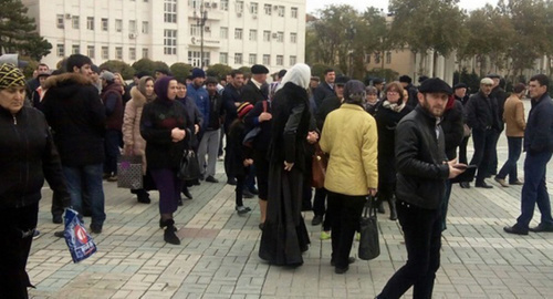 Protests of Dagestani residents. Photo: http://onkavkaz.com/novosti/1699-shamil-aliev-stal-glavoi-sela-pervomaiskoe-na-fone-protestnyh-akcii.html Protests of Dagestani residents. Photo: http://onkavkaz.com/novosti/1699-shamil-aliev-stal-glavoi-sela-pervomaiskoe-na-fone-protestnyh-akcii.html