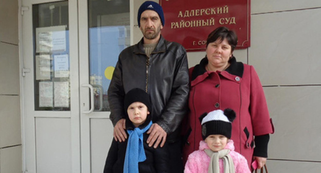 Mardiros Demerchyan with his wife and children at the District Court. Photo by Svetlana Kravchenko for the 'Caucasian Knot'. Mardiros Demerchyan with his wife and children at the District Court. Photo by Svetlana Kravchenko for the 'Caucasian Knot'.