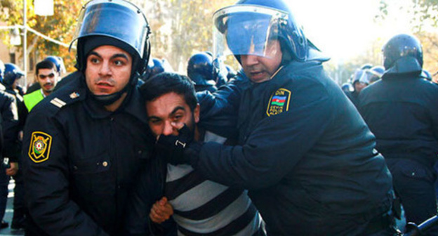 Policemen disperse protestors. Photo by Aziz Karimov for the 'Caucasian Knot'. Policemen disperse protestors. Photo by Aziz Karimov for the 'Caucasian Knot'.