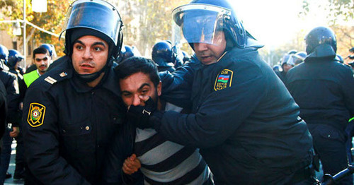 Policemen disperse protestors. Photo by Aziz Karimov for the 'Caucasian Knot'. Policemen disperse protestors. Photo by Aziz Karimov for the 'Caucasian Knot'.