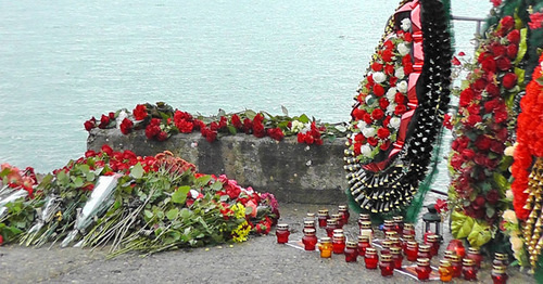 A piece of a memorial for those who perished in the crash of Tu-154. Photo by Anna Gritsevich for the "Caucasian Knot" A piece of a memorial for those who perished in the crash of Tu-154. Photo by Anna Gritsevich for the "Caucasian Knot"