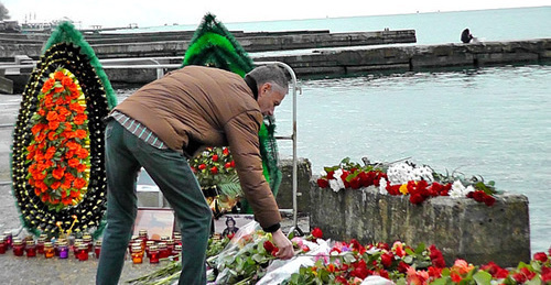 People laying flowers at the embankment in Sochi. December 26, 2016. Photo by Anna Gritsevich for the "Caucasian Knot" People laying flowers at the embankment in Sochi. December 26, 2016. Photo by Anna Gritsevich for the "Caucasian Knot"
