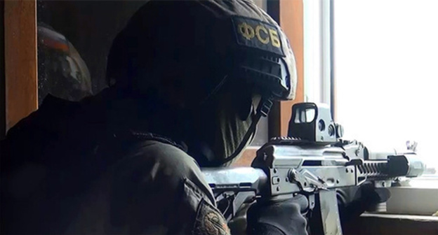 FSB agent. Photo: http://nac.gov.ru/kontrterroristicheskie-operacii/v-hode-kto-v-karabudahkentskom-rayone-dagestana.html FSB agent. Photo: http://nac.gov.ru/kontrterroristicheskie-operacii/v-hode-kto-v-karabudahkentskom-rayone-dagestana.html