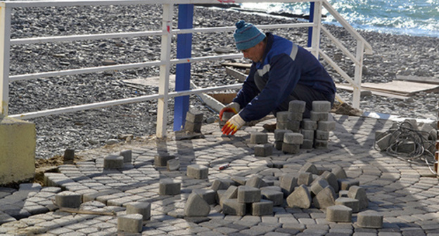 Replacement of pavement at Sochi Embankment. Photo by Svetlana Kravchenko for the 'Caucasian Knot'. Replacement of pavement at Sochi Embankment. Photo by Svetlana Kravchenko for the 'Caucasian Knot'.