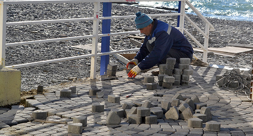 Replacement of pavement at Sochi Embankment. Photo by Svetlana Kravchenko for the 'Caucasian Knot'. Replacement of pavement at Sochi Embankment. Photo by Svetlana Kravchenko for the 'Caucasian Knot'.
