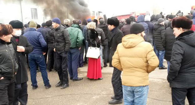 The participants of a rally in front of the mayor's office and the mosque "The Heart of Chechnya". Photo by the "Caucasian Knot" correspondent The participants of a rally in front of the mayor's office and the mosque "The Heart of Chechnya". Photo by the "Caucasian Knot" correspondent
