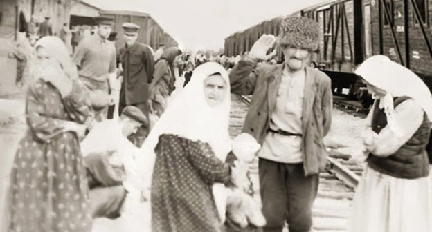 At the railway station. 1957, Frunze. The residents of the village Yurt-Aukh. Photo https://ru.wikipedia.org/ At the railway station. 1957, Frunze. The residents of the village Yurt-Aukh. Photo https://ru.wikipedia.org/