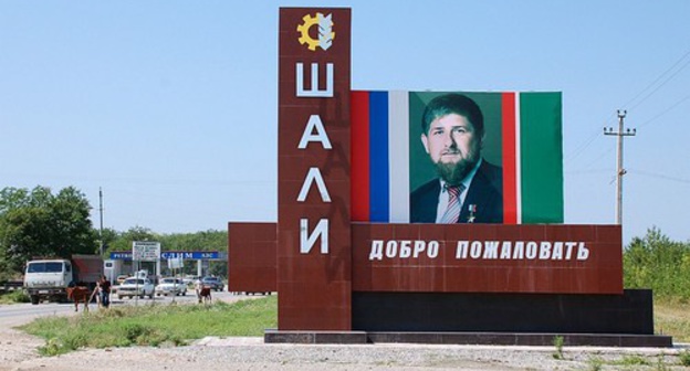 Stella at the entrance to Shali. Photo: http://ngrz.ru/wp-content/uploads/2015/05/v_chechne_pojavitsja_odna_iz_krupnejshih_mechetej_v_mire.jpg