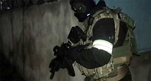 A law enforcer during CTO. Photo: http://nac.gov.ru/nakmessage/2016/01/16/v-nalchike-v-chastnom-dome-blokirovan-bandit.html A law enforcer during CTO. Photo: http://nac.gov.ru/nakmessage/2016/01/16/v-nalchike-v-chastnom-dome-blokirovan-bandit.html