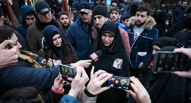 The political prisoner Abbas Husseyn's sister speaks in front of the press. Photo by Aziz Karimov for the "Caucasian Knot" The political prisoner Abbas Husseyn's sister speaks in front of the press. Photo by Aziz Karimov for the "Caucasian Knot"
