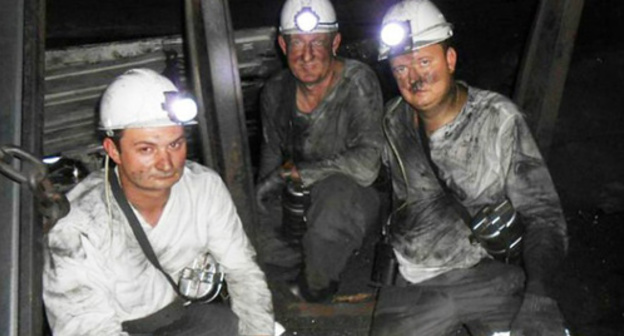 Miners. Photo http://bloknot-rostov.ru/news/gornyaki-obankrotivshegosya-kingkoula-v-rostovskoy-810964?sphrase_id=202790 Miners. Photo http://bloknot-rostov.ru/news/gornyaki-obankrotivshegosya-kingkoula-v-rostovskoy-810964?sphrase_id=202790