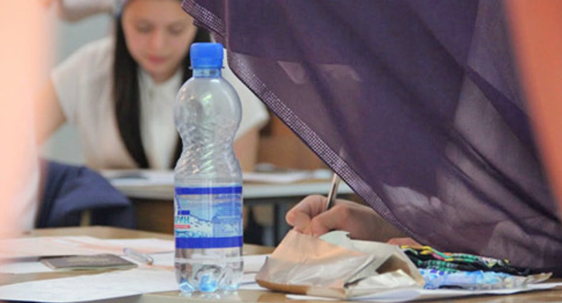 Passing the Unified State Examination. Grozny, May 2015. Photo by Magomed Magomedov for the "Caucasian Knot" Passing the Unified State Examination. Grozny, May 2015. Photo by Magomed Magomedov for the "Caucasian Knot"