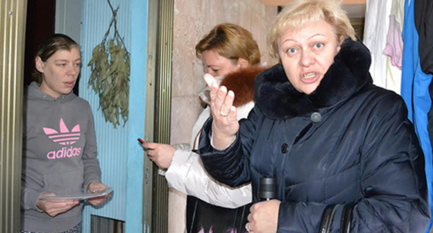 The administrative servants came to stop the power supply. Photo by Svetlana Kravchenko for the "Caucasian Knot" The administrative servants came to stop the power supply. Photo by Svetlana Kravchenko for the "Caucasian Knot"