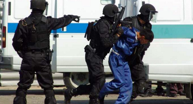 Detention. Photo: http://www.warchechnya.ru/news/voennym_borjushhimsja_s_terrorizmom_dadut_goszashhitu/2017-01-28-3451 Detention. Photo: http://www.warchechnya.ru/news/voennym_borjushhimsja_s_terrorizmom_dadut_goszashhitu/2017-01-28-3451