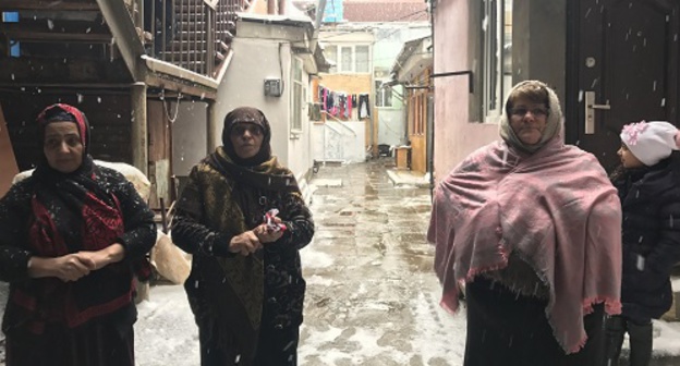Participants of protest rally against demolition of dilapidated houses, Derbent, January 28, 2017. Photo by Patimat Makhmudova for the ‘Caucasian Knot’. Participants of protest rally against demolition of dilapidated houses, Derbent, January 28, 2017. Photo by Patimat Makhmudova for the ‘Caucasian Knot’.