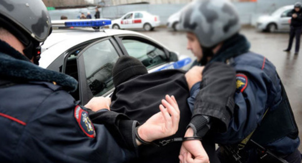 Policemen detain a man. Photo: Kiril Kalinikov (RFE/RL) Policemen detain a man. Photo: Kiril Kalinikov (RFE/RL)