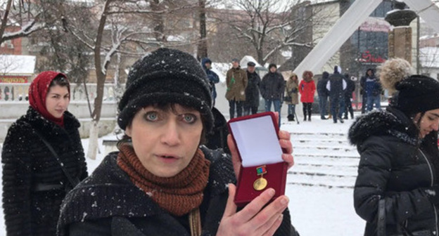 The journalist Svetlana Anokhina said at the rally against the construction of the museum in the Lenin Komsomol Park that she was ready to return the medal she had been awarded by the authorities for her project "Once there was a city". February 3, 2017. Photo by Patimat Makhmudova for the "Caucasian Knot" The journalist Svetlana Anokhina said at the rally against the construction of the museum in the Lenin Komsomol Park that she was ready to return the medal she had been awarded by the authorities for her project "Once there was a city". February 3, 2017. Photo by Patimat Makhmudova for the "Caucasian Knot"