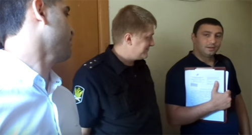 A judicial guard near the apartment of the Dyakov family. June 10, 2016. Photo by Svetlana Kravchenko for the "Caucasian Knot" A judicial guard near the apartment of the Dyakov family. June 10, 2016. Photo by Svetlana Kravchenko for the "Caucasian Knot"