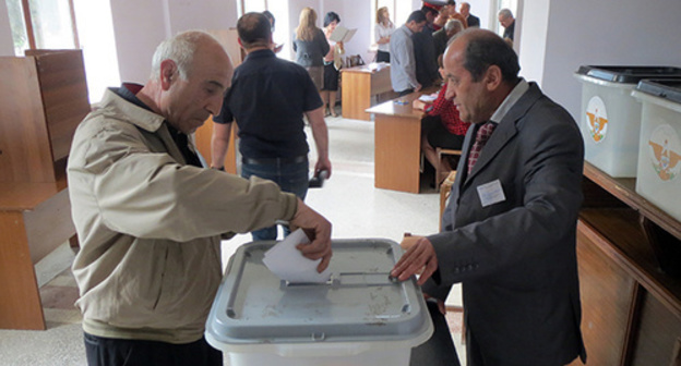 Voting at the polling station in the town of Martuni in Nagorno-Karabakh. 2015. Photo by Alvard Grigoryan for the "Caucasian Knot" Voting at the polling station in the town of Martuni in Nagorno-Karabakh. 2015. Photo by Alvard Grigoryan for the "Caucasian Knot"
