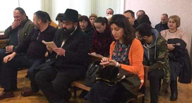 Aryeh Edelkopf and Hannah Edelkopf (in the foreground) at the court hearing. Photo: Facebook.com/ari.edelkopf Aryeh Edelkopf and Hannah Edelkopf (in the foreground) at the court hearing. Photo: Facebook.com/ari.edelkopf