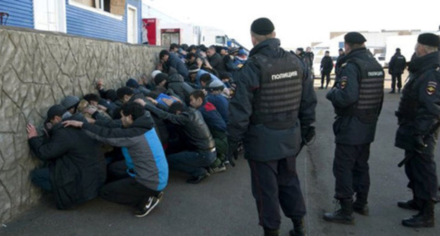 Azerbaijani migrants in Derbent. Photo: http://musavat.com/ru/news/v-dagestane-zaderzhany-400-azerbajdzhancev-video_415393.html Azerbaijani migrants in Derbent. Photo: http://musavat.com/ru/news/v-dagestane-zaderzhany-400-azerbajdzhancev-video_415393.html