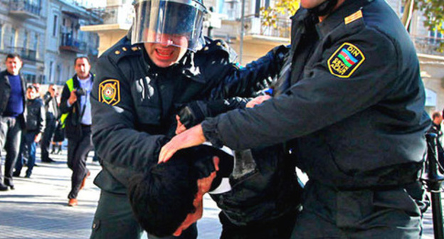 Policemen disperse opposition protest action, Baku, December 10, 2012. Photo by Aziz Karimov for the 'Caucasian Knot'. Policemen disperse opposition protest action, Baku, December 10, 2012. Photo by Aziz Karimov for the 'Caucasian Knot'.