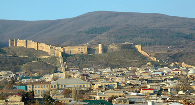 Derbent. Photo: http://flnka.ru/novosti/12345-bolee-300-chelovek-protestuyut-protiv-zaderzhaniya-imama-mecheti-v-derbente.html Derbent. Photo: http://flnka.ru/novosti/12345-bolee-300-chelovek-protestuyut-protiv-zaderzhaniya-imama-mecheti-v-derbente.html