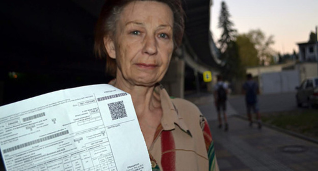 Praskovya Degtereva with a payslip addressed to the new apartment owner. Photo by Svetlana Kravchenko for the "Caucasian Knot" Praskovya Degtereva with a payslip addressed to the new apartment owner. Photo by Svetlana Kravchenko for the "Caucasian Knot"